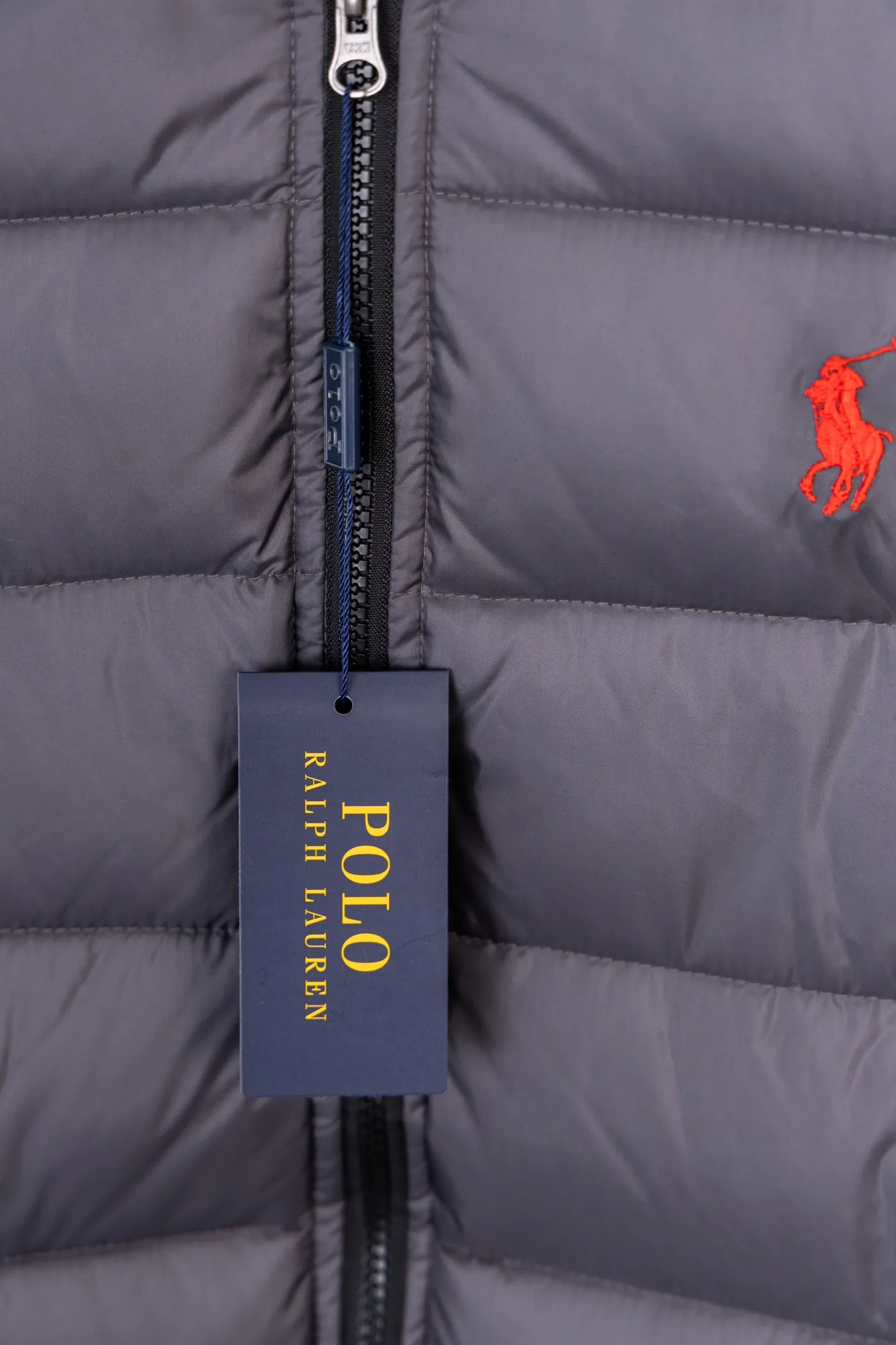 P330 model number: M033 Ralh Lauren Ralph Lauren war horse embroidered hooded down cotton vest The OLO pony logo is the same for both men and women. It is a classic evergreen model that never goes out of style. It is a super popular thick model in recent years. All the major celebrities and Internet celebrities have bought the original version for pattern making. All the fabric linings are Z-marked, and the accessories and workmanship are no exception. We pursue the perfection of every detail. After repeated pattern making and sealing, it takes 2 months of meticulous craftsmanship before shipping. It will kill any version on the market. You can buy it with your eyes closed!  The polo embroidery on the chest is customized with 10,000-needle electric embroidery from an imported Behringer embroidery machine. It uses imported No. 7 needles and imported embroidery thread to ensure that each word is full, three-dimensional and clear. It can be called the most expensive embroidery label! The interior is made of nylon double-layer sealing design, which further guarantees the lock velvet and there will be no velvet running phenomenon. The adjustable hem with built-in drawstring buckle can prevent wind and cold! Open the mold to customize YKK hardware zipper, customize the original three-label hangtag, and the details are perfect 💯 Size: S-XL